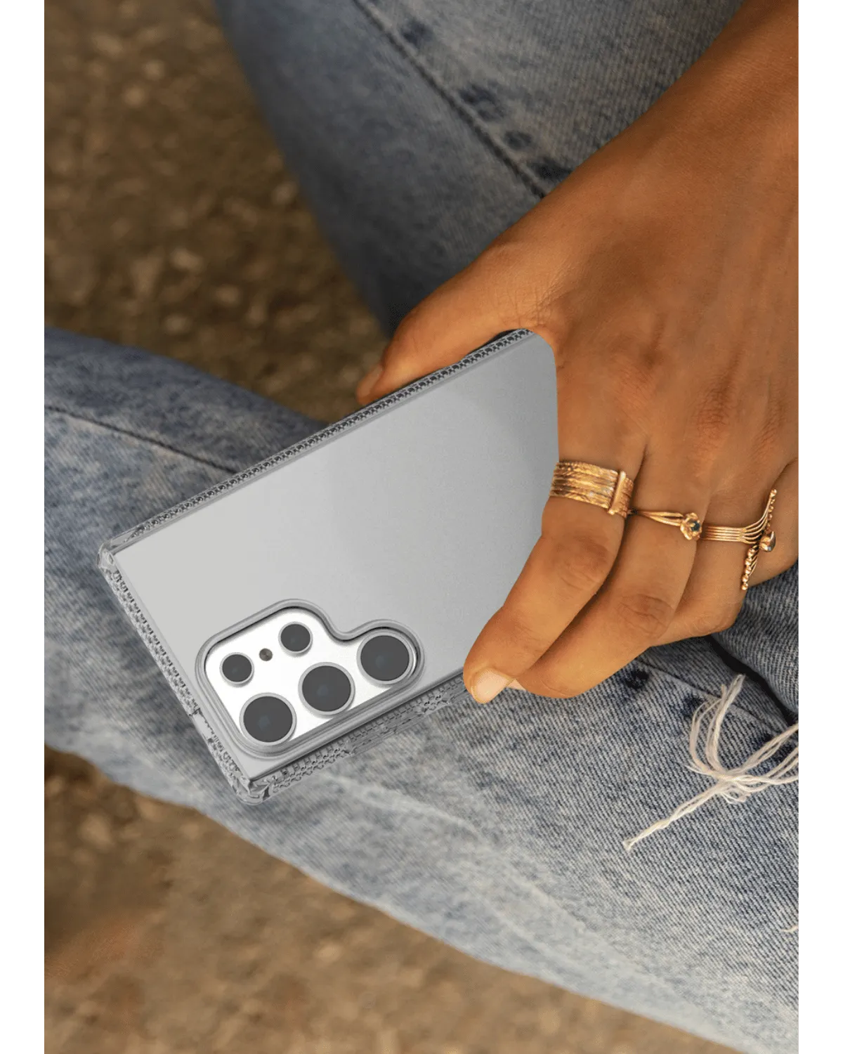 ITSKINS Spectrum Clear R telefoonhoesje in hand, met stijlvol smoke-transparant design en premium bescherming.