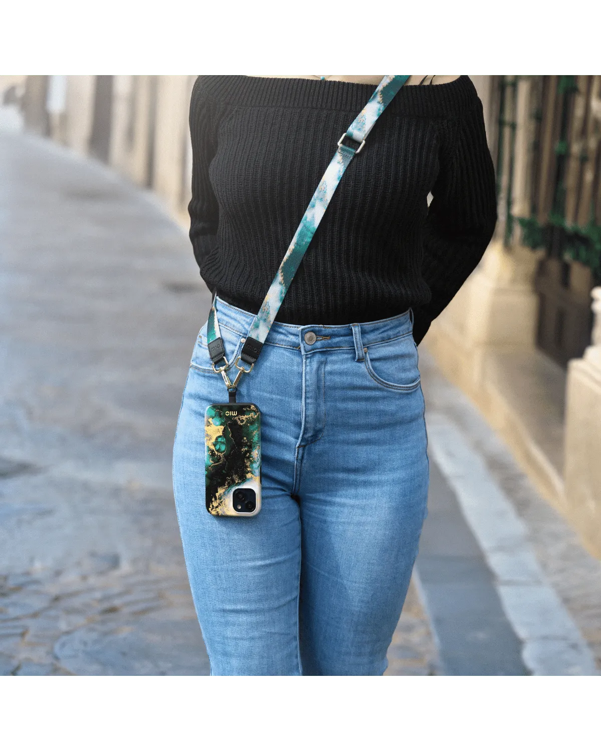 Vrouw draagt Samsung Galaxy A55 5G met groen Mio hoesje en bijpassend draagkoord.