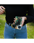 Hand houdt stijlvol hoesje vast met groene marmerprint, passend om Samsung Galaxy A55 5G.