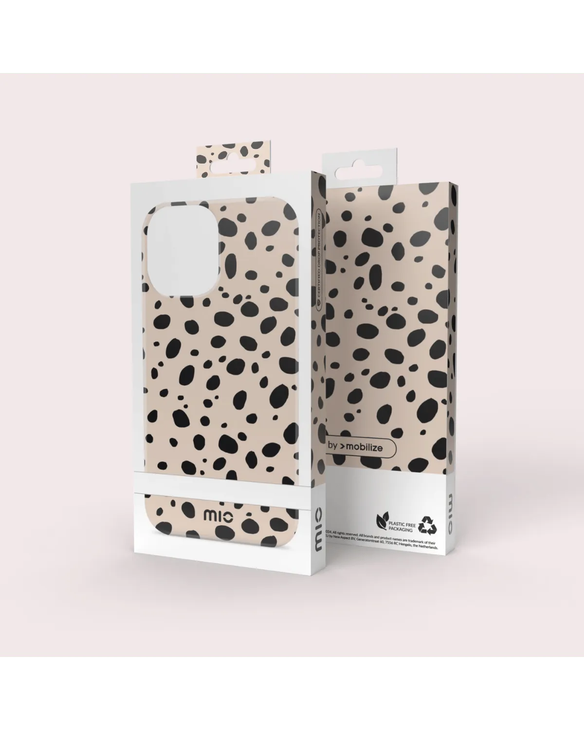 Verpakking van het Mio By Mobilize hoesje met zwart vlekkenontwerp zichtbaar op kartonnen doos.