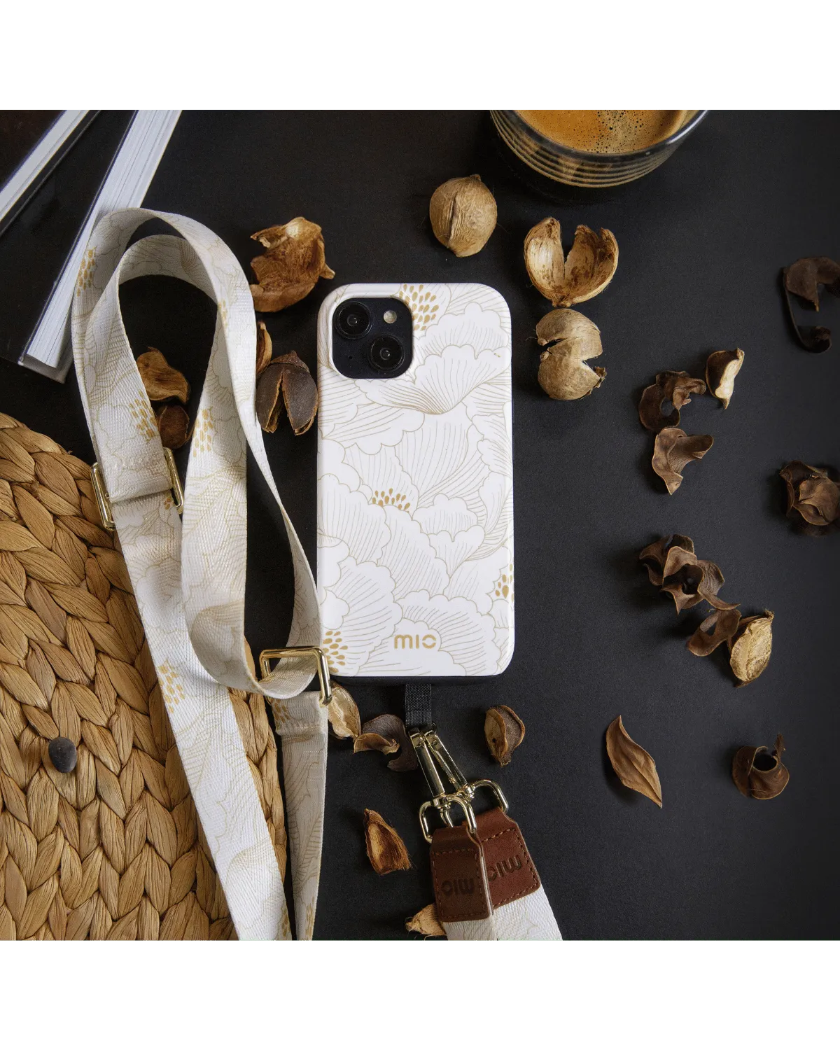 Fashionable Mio by Mobilize telefoonhoesje met koord, ideaal voor handsfree gebruik.