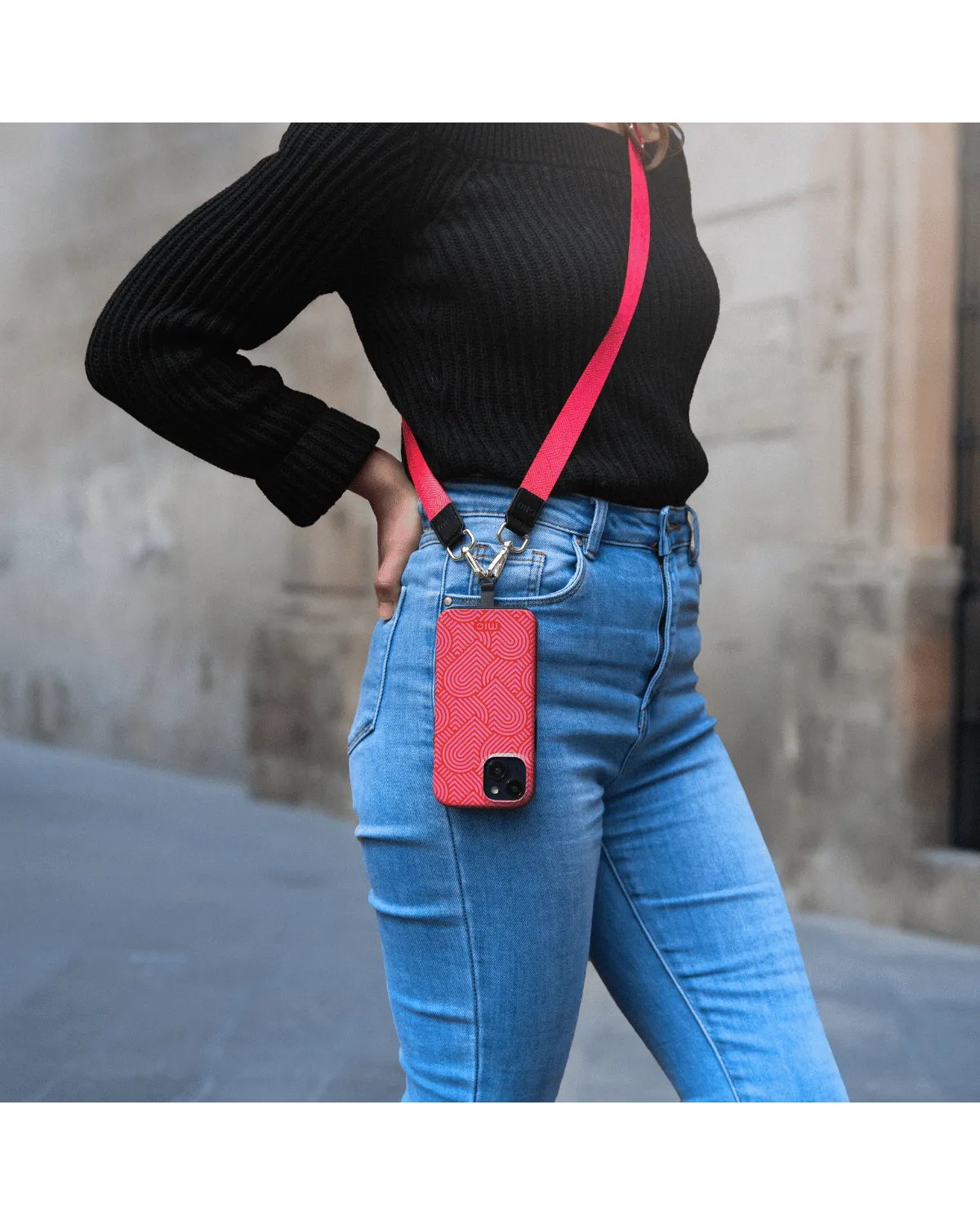 Roze Mio telefoonhoesje met lanyard, ideaal voor dagelijks gebruik en extra draaggemak.