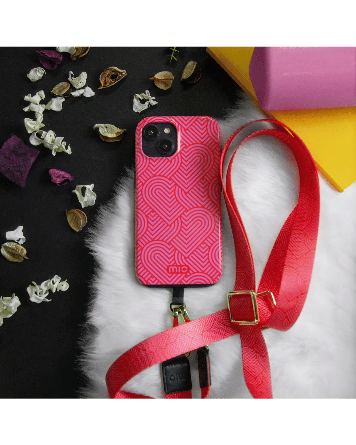Fashionable Mio by Mobilize telefoonhoesje met koord, speels hartjesdesign.