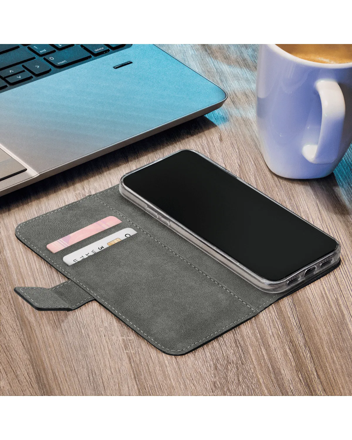 Open Mobilize Wallet case voor Samsung Galaxy A55 met pasjesvakken en transparante houder, liggend op houten tafel naast laptop en koffiemok.