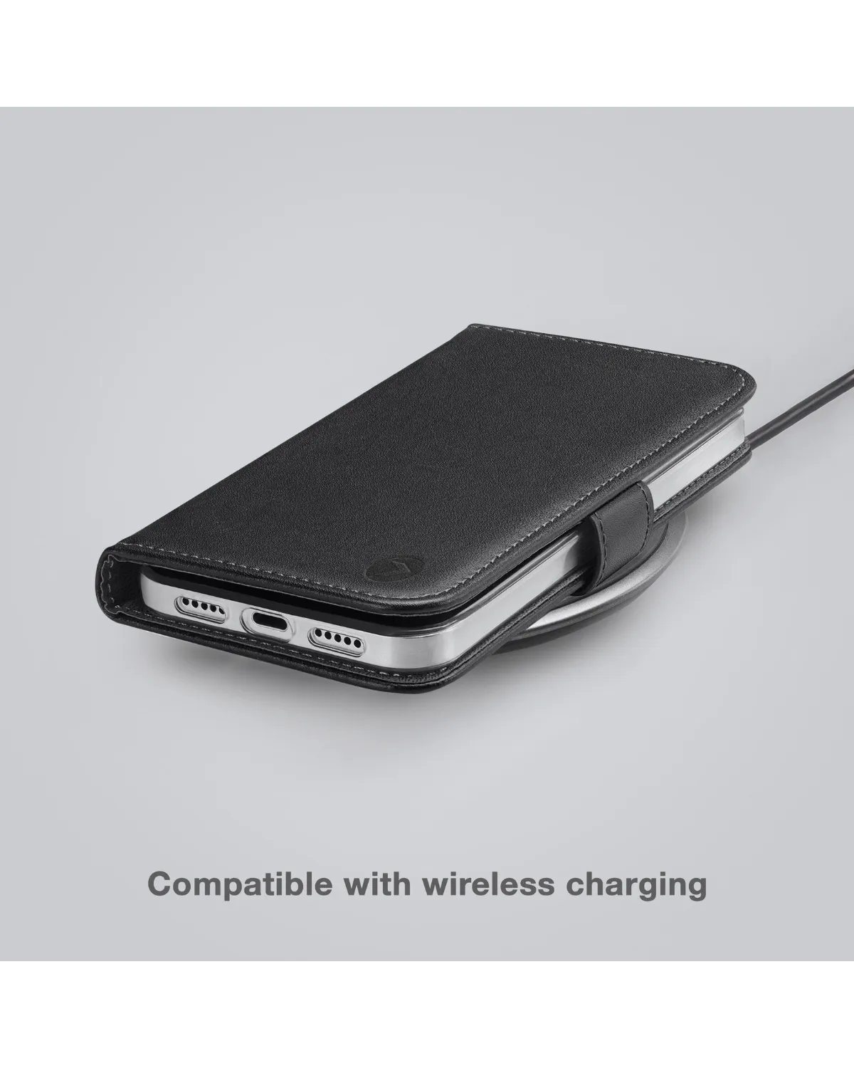 Zwarte Mobilize wallet case voor Samsung Galaxy S24 FE 5G, compatibel met draadloos opladen.