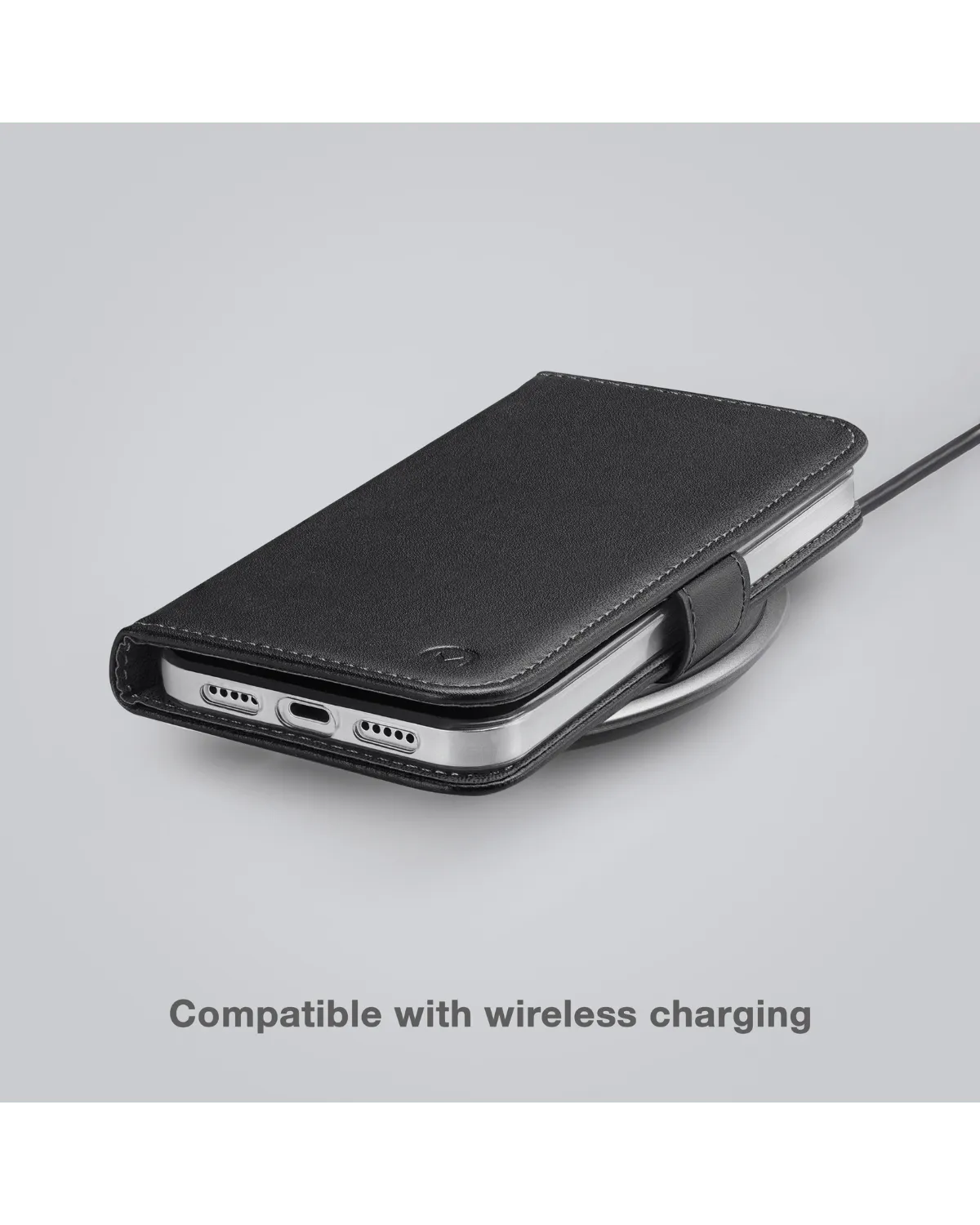 Mobilize Classic Gelly Wallet Book Case compatibel met draadloos opladen, Samsung Galaxy S24 Plus 5G in het hoesje op een draadloze oplader.