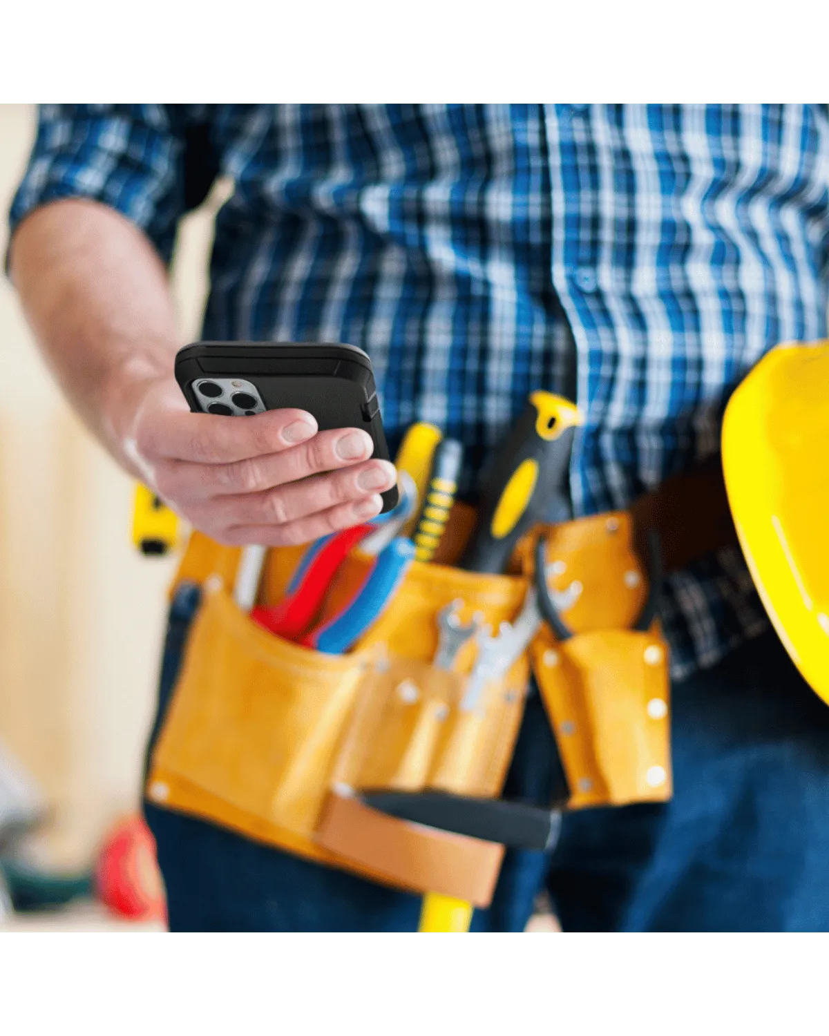 Man met Mobilize Defender Case voor Samsung Galaxy S24 FE 5G, ideaal voor intensief gebruik.