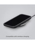 Zwart Defender Case hoesje op een draadloze oplader, compatibel met draadloos laden.