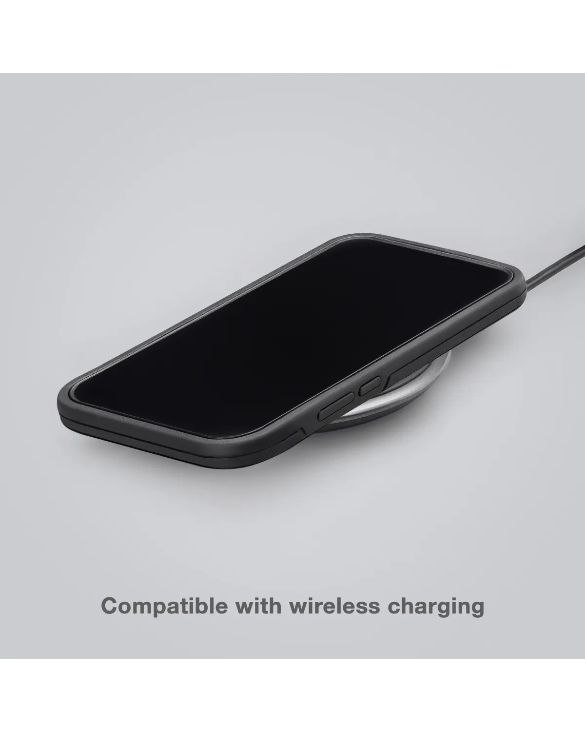 Samsung Galaxy S24 5G in de zwarte Mobilize Extreme Tough Case op een draadloze oplader, compatibel met draadloos opladen.