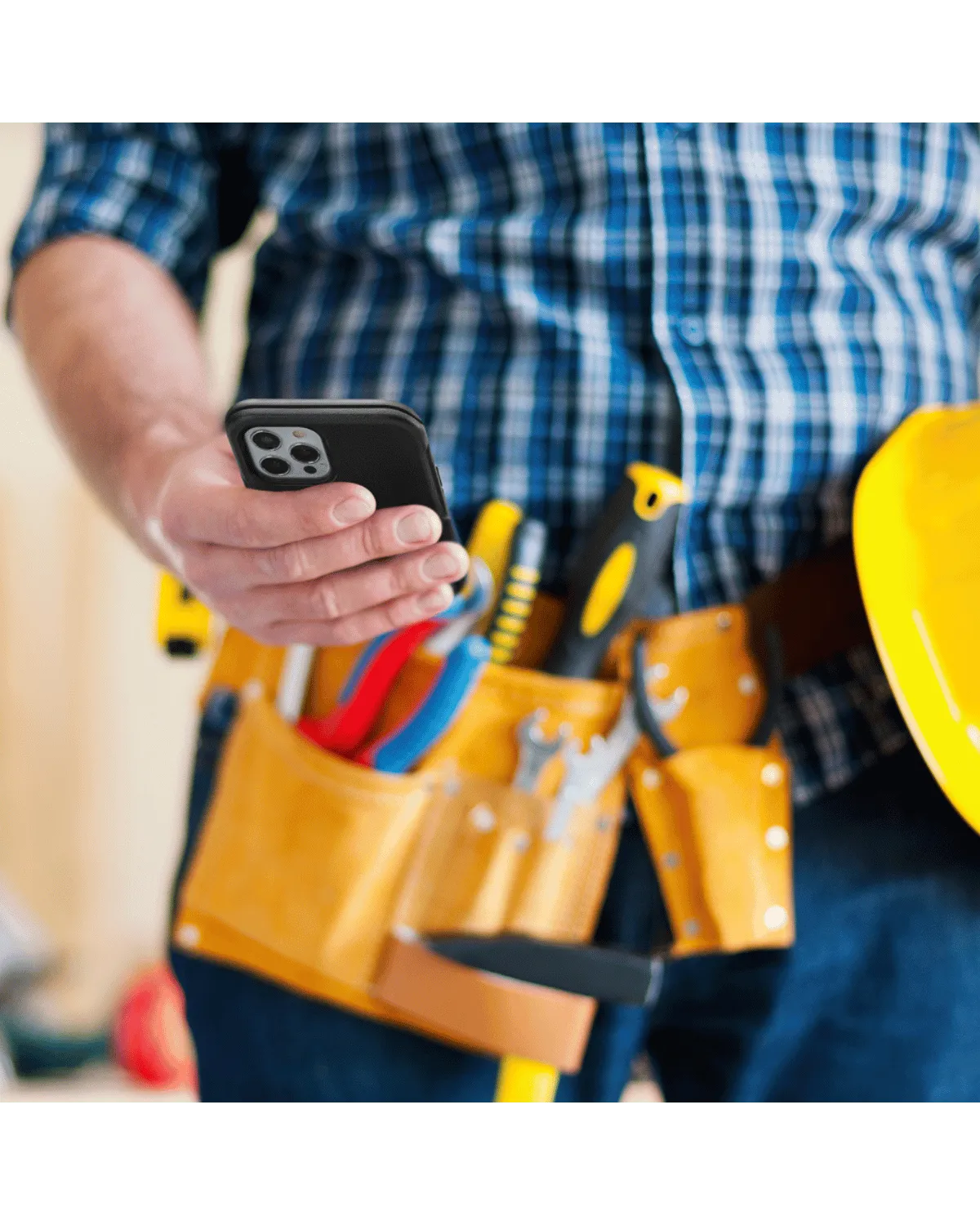 Hand houdt een Samsung Galaxy S24 5G vast in de zwarte Mobilize Extreme Tough Case, robuuste bescherming voor dagelijks gebruik.