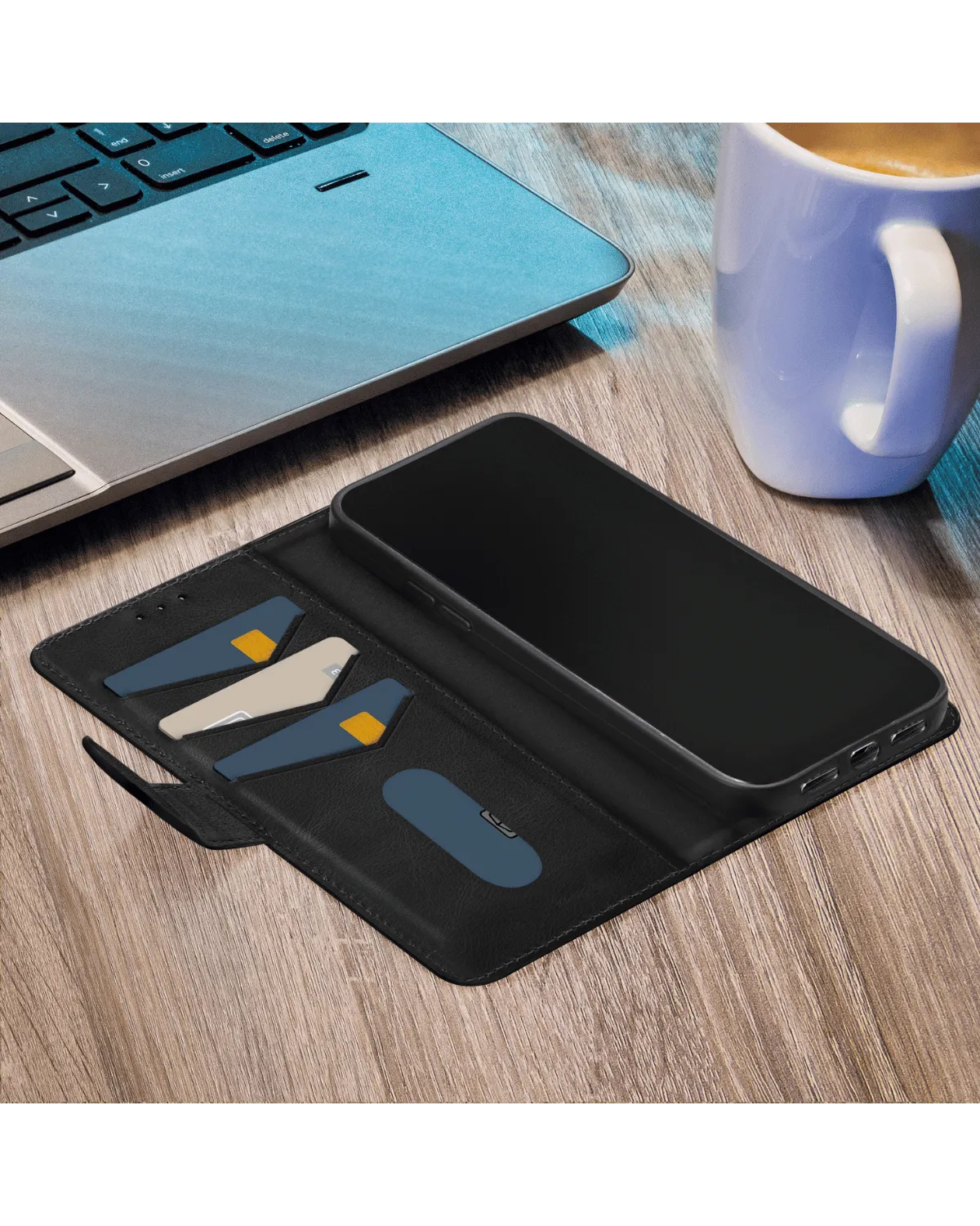 Mobilize Leather Wallet Case in gebruik, geplaatst op een bureau met Samsung Galaxy S24 Plus 5G, koffie en laptop op de achtergrond.