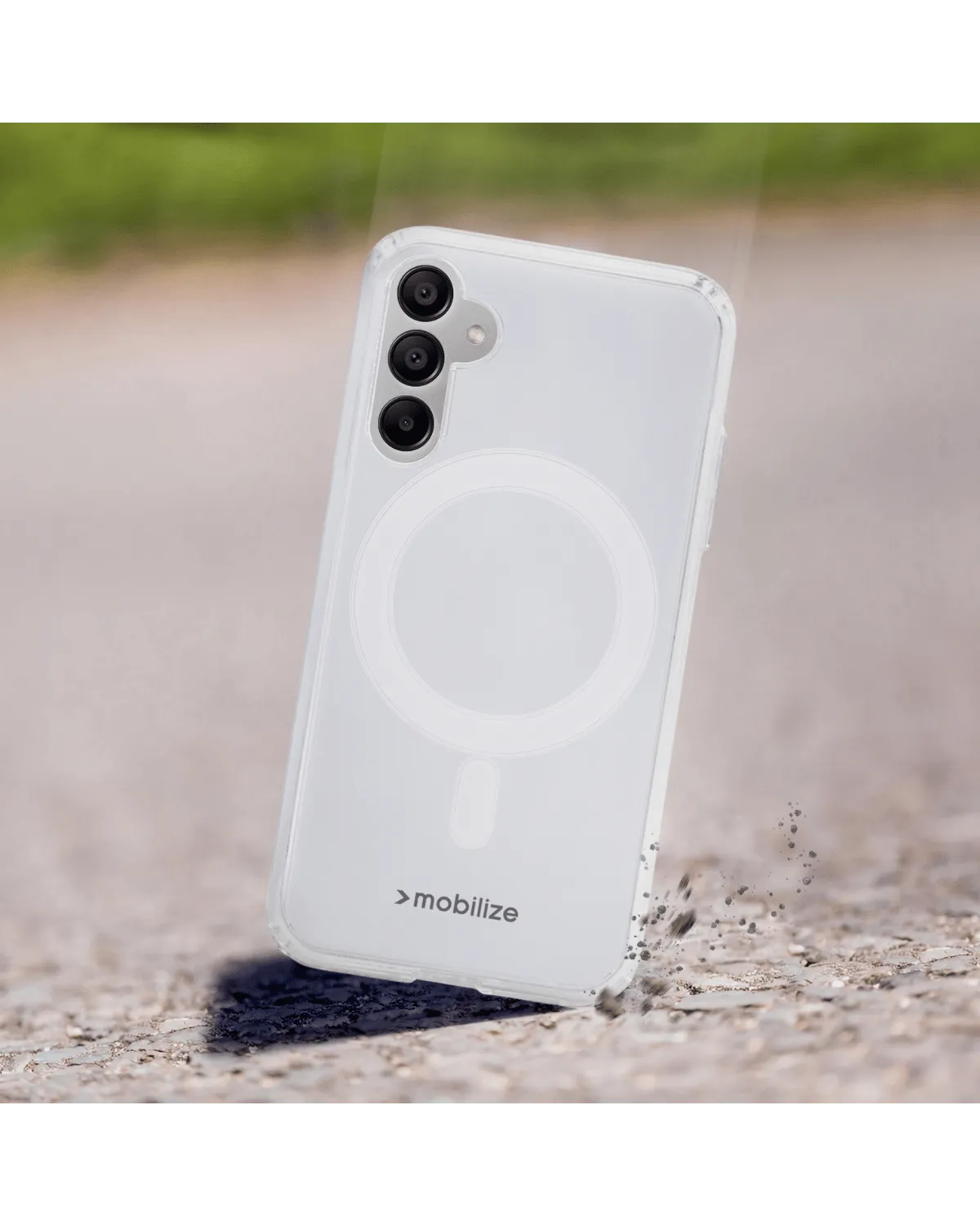 Schokbestendige Mobilize MagSafe Compatibel Naked Protection Case voor Samsung Galaxy S25 5G, vallend op een harde ondergrond.