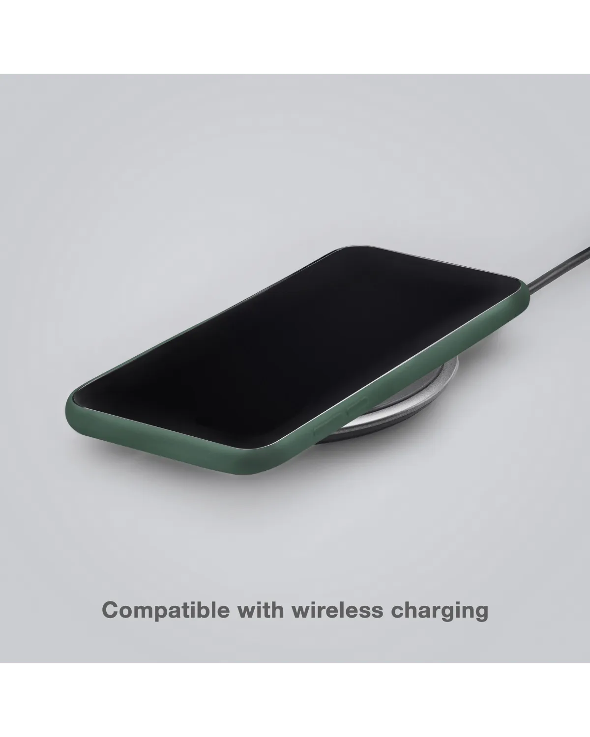 Samsung Galaxy S24 Plus 5G in mat groene Mobilize Gelly Case op een draadloze oplader, compatibel met draadloos opladen.