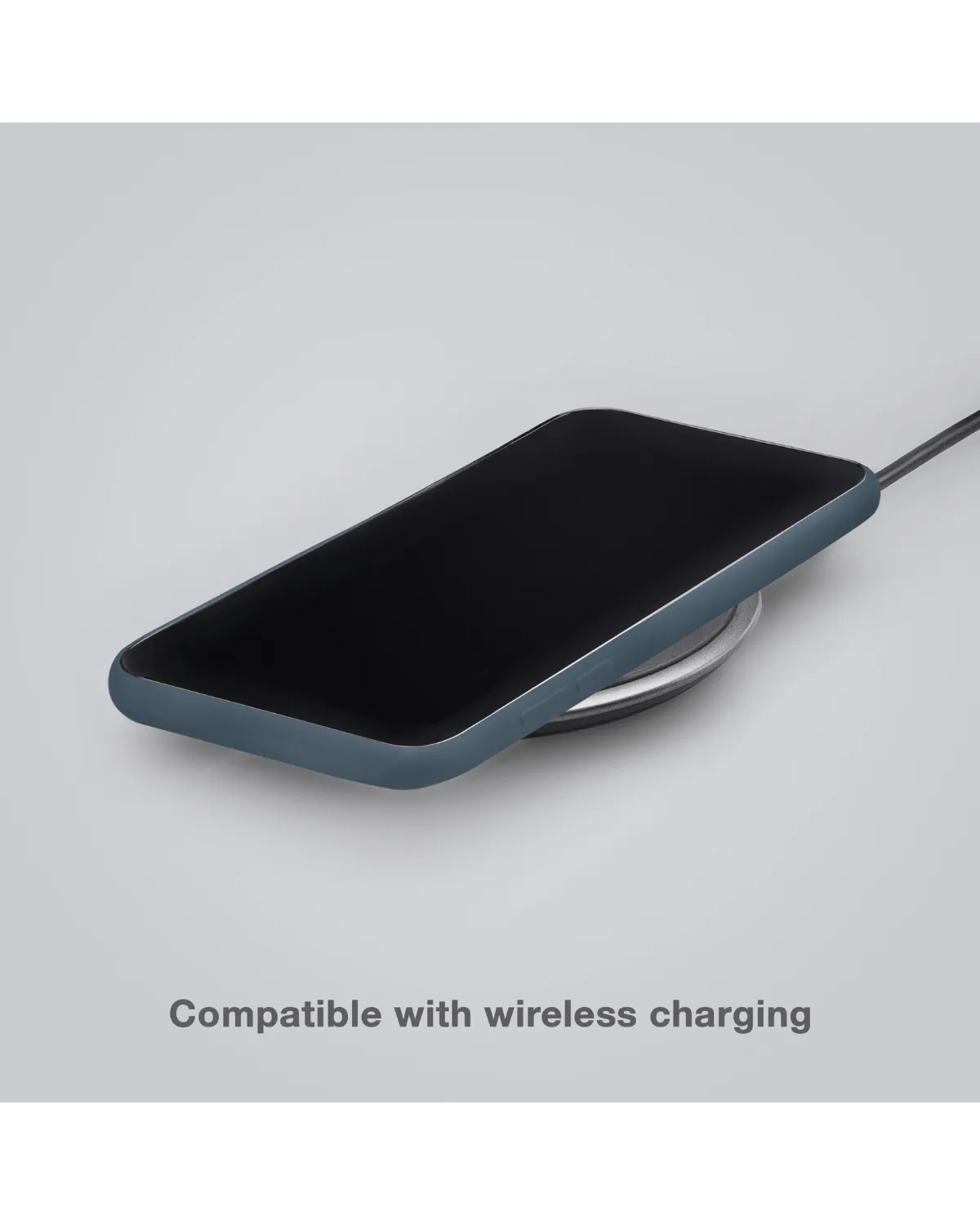 Flexibele matblauwe Gelly Case op draadloze lader, volledig compatibel met Samsung Galaxy S23 Ultra.