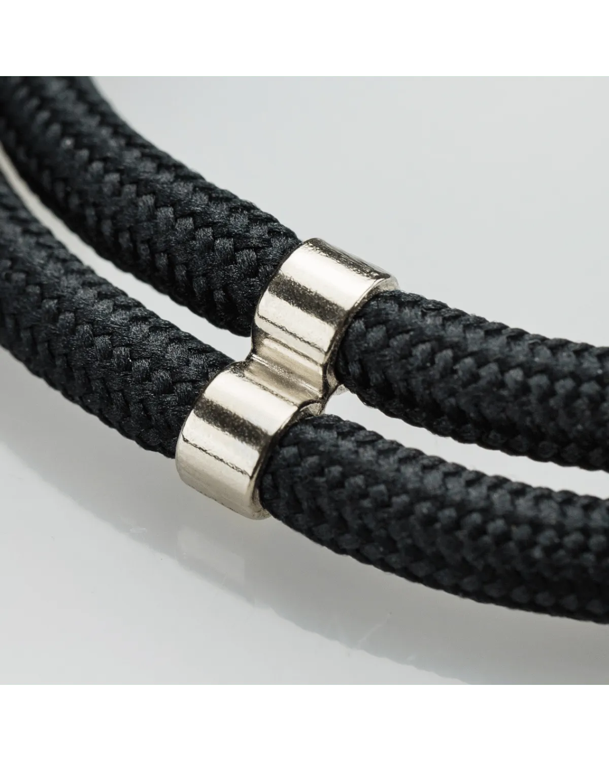 Duurzaam zwart nylon draagkoord met metalen afwerking, stevig en comfortabel voor dagelijks gebruik.