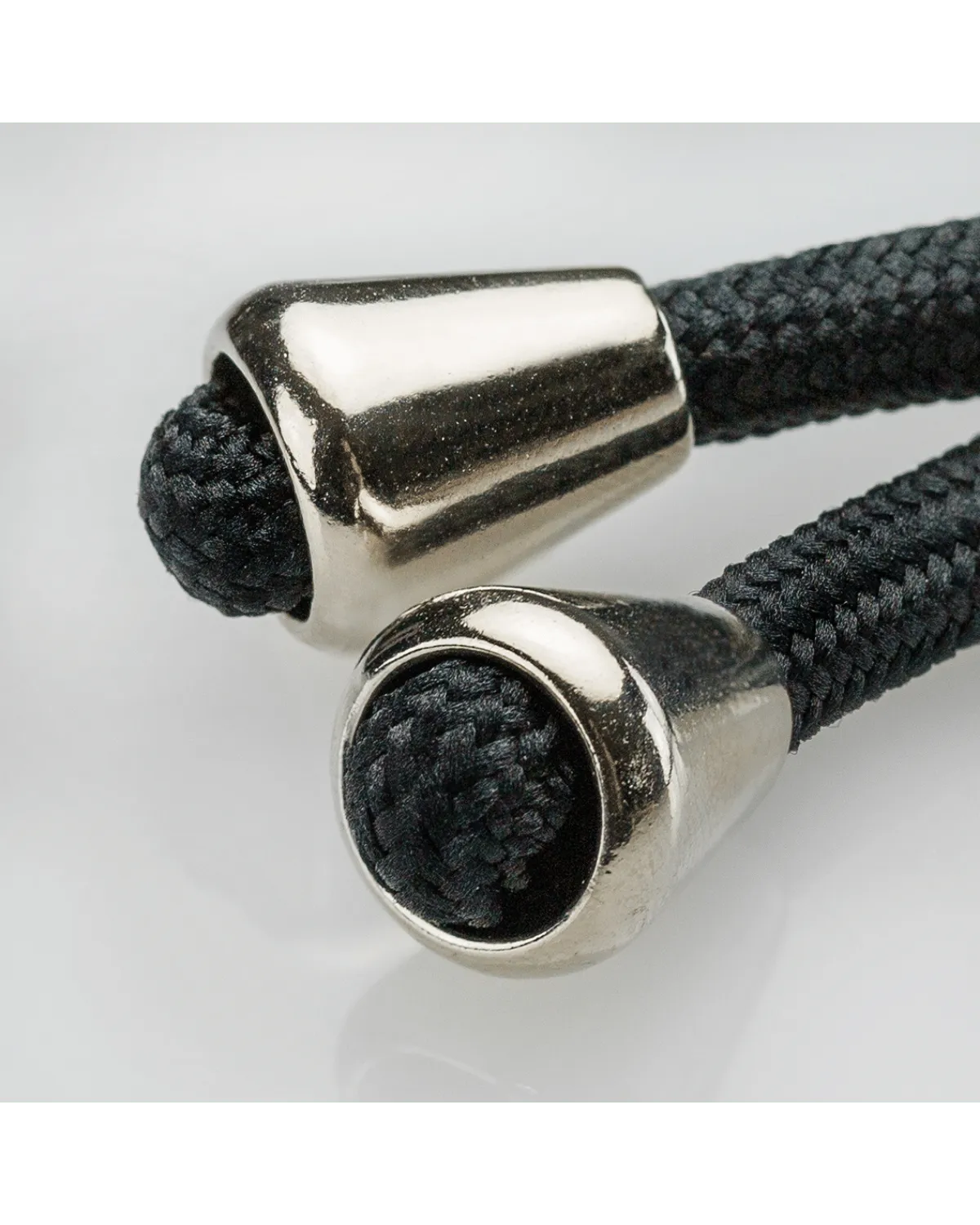 Metalen uiteinden van het verstelbare koord van de My Style Loop Case, stijlvol en stevig ontworpen.