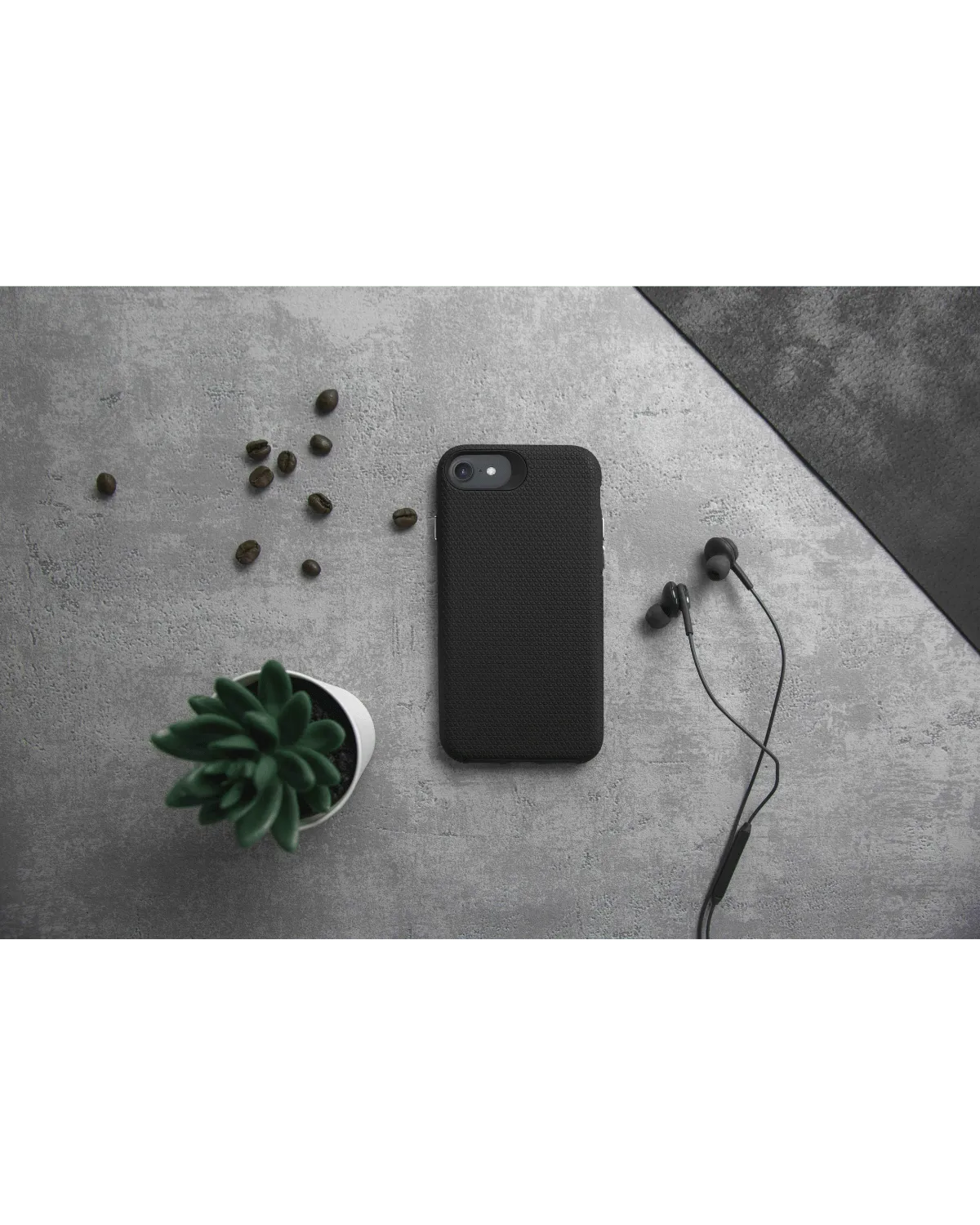 Stijlvolle zwarte telefoonhoes met robuust triangle surface design, beschermt tegen krassen en biedt extra grip.