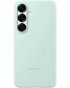Mintgroene Samsung Silicone Cover voor de Galaxy S25 Plus 5G, met een minimalistisch design en uitsparingen voor de camera's.
