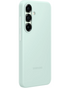 Zijaanzicht van de mintgroene Samsung Silicone Cover voor de Galaxy S25 Plus 5G, met knoppen en camera uitsparingen zichtbaar.