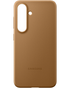 Achterkant van de Samsung Kindsuit Case in camel, met een uitsparing voor de camera en subtiele Samsung-branding.