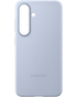 Achterkant van de lichtblauwe Samsung Kindsuit Case met precieze uitsparingen voor de camera en een minimalistisch design.